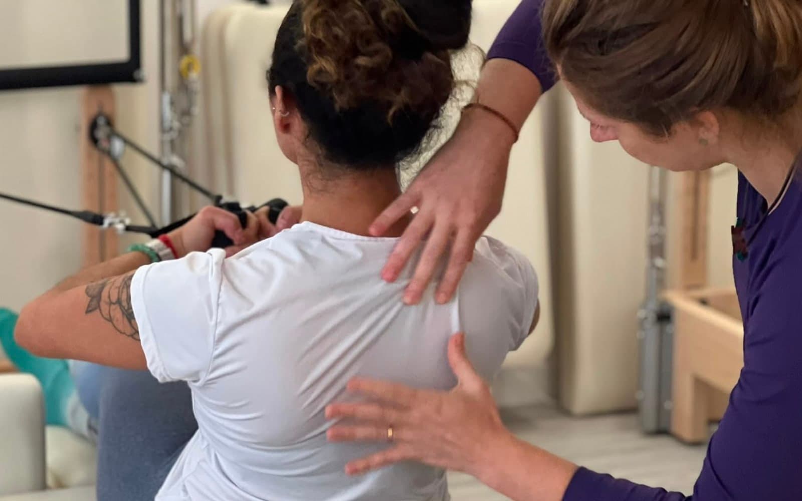 Instrutora do Flow Studio acompanha a postura de uma aluna