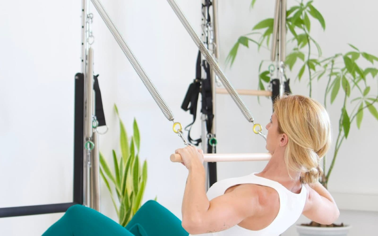 Praticante de Pilates utiliza equipamento no Flow Studio Carnaxide